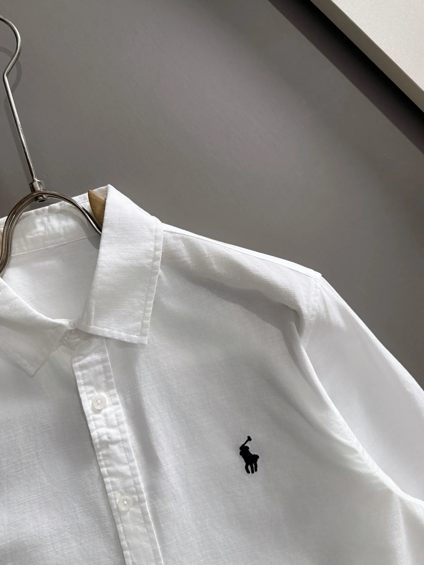 P360 Paul's 2025 new striped shirt, a versatile long-sleeved shirt for business and leisure. After a new style interpretation, with eye-catching earth tones, the fashion trend index of the entire shirt immediately soared! Made of imported 100% poplin cotton material, the light, silky and glossy silk fabric properties bring an unusual high-end visual sense. Needless to say, the upper body comfort is hand-cut. The pattern of the rear horizontal bar is restored, which is the only difference in the market! Technological electrostatic pressure spraying machine. The fluff is attracted by the plant body due to the different electric potential. It accelerates vertically and flies up to the pattern that has been scraped and primed. It is then dried in a high-temperature pipe oven to increase the fastness. The fashionable small pointed collar is paired with a flat-angle hem design, the overall simplicity and ability! Size: M-3XL